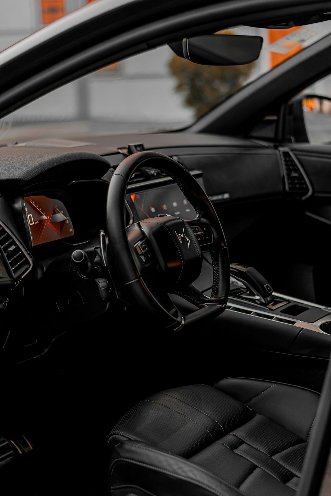 Volante e painel de um carro; imagem ilustrativa
